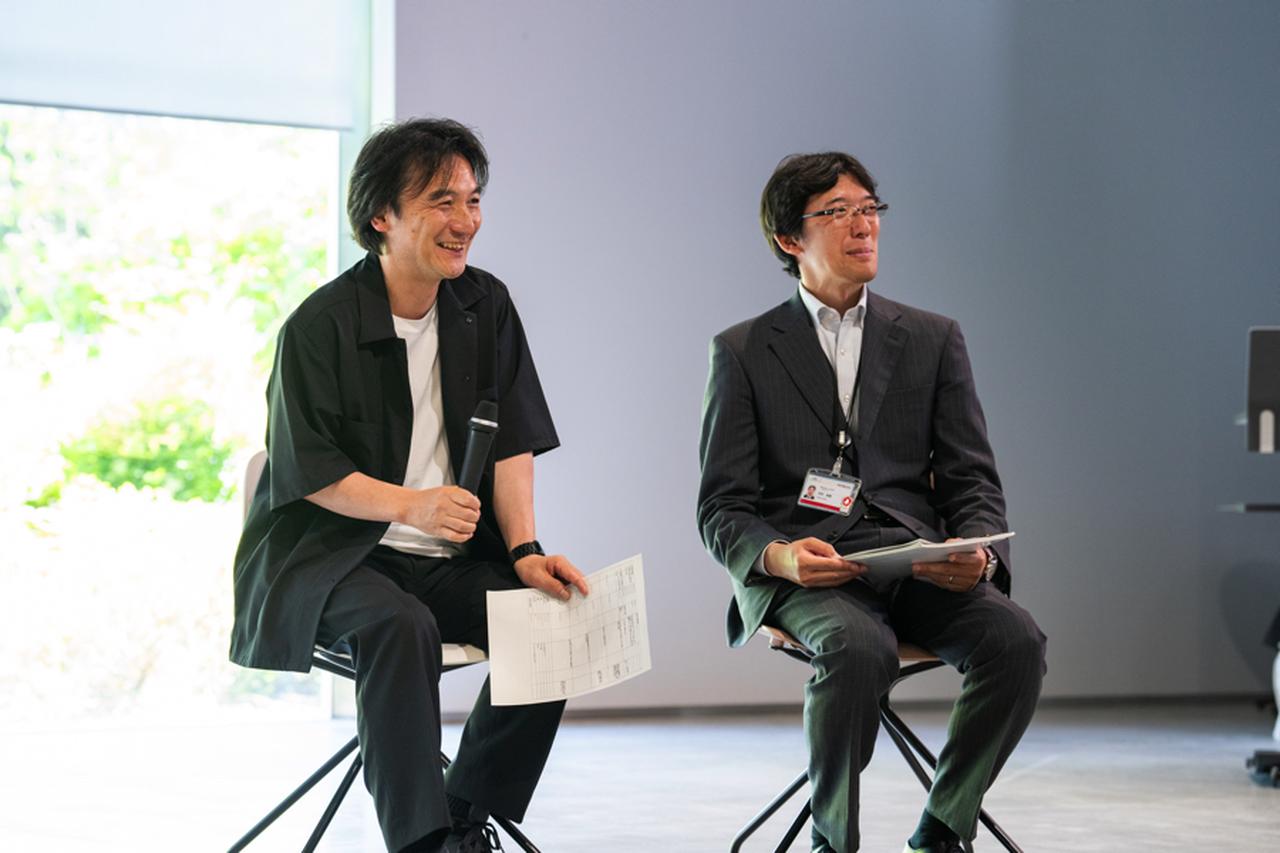 画像: 座談会を進行した丸山・沖田。高校生からのみずみずしい意見に終始笑顔だった。