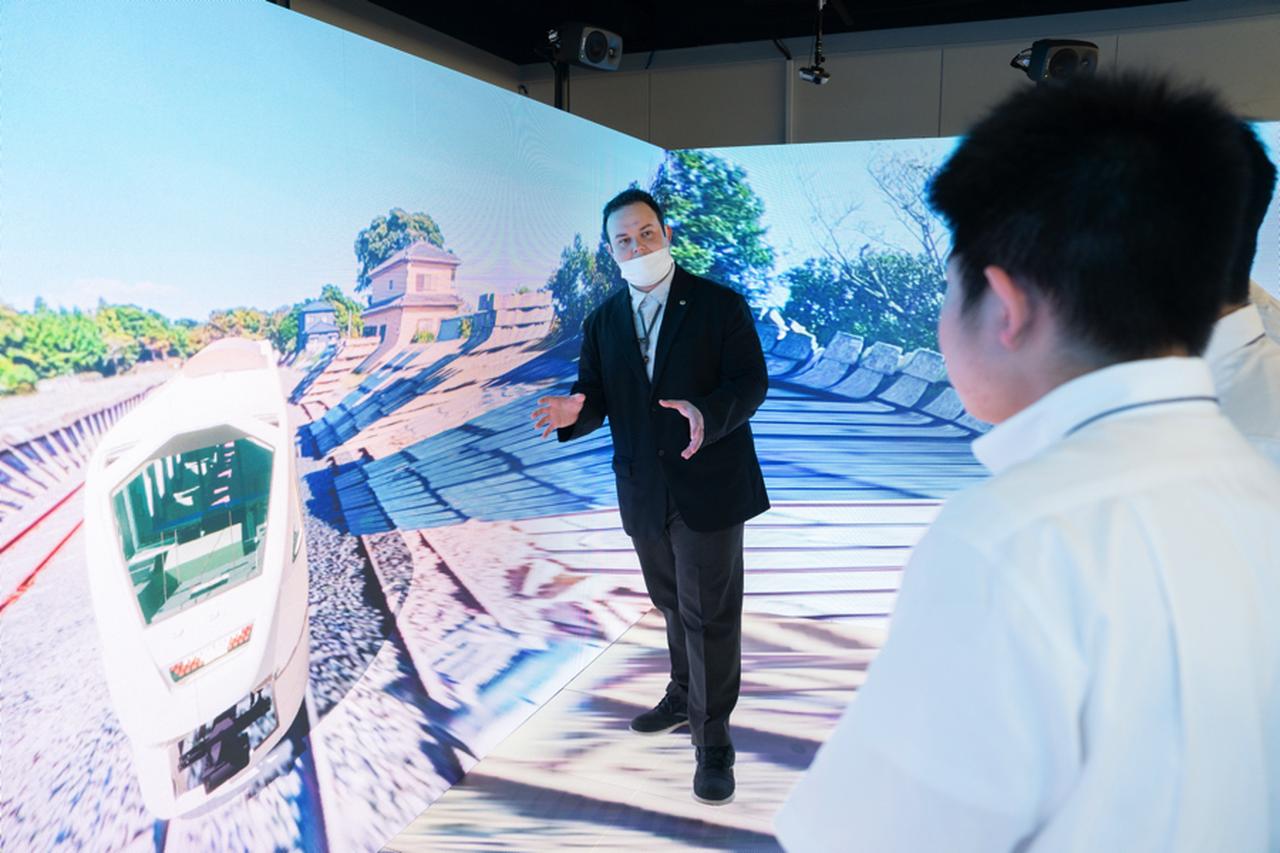 画像: 研究用に鉄道会社に提供いただいた実車両のCADデータを使用したメタバース空間を、車両保守に生かそうとする取り組みについて、研究者より説明を受けた