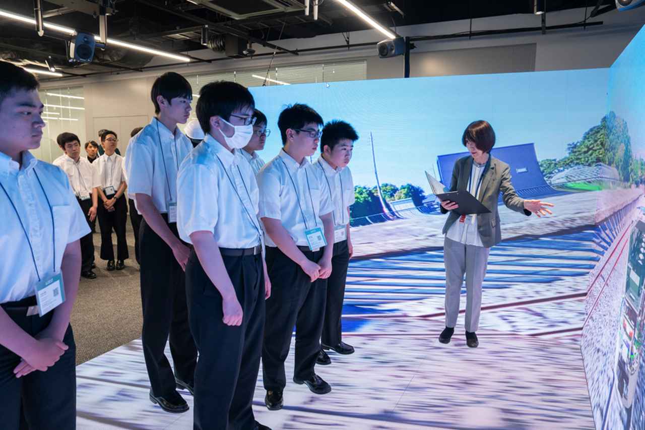 画像: 現実の鉄道保守に関するメタバース空間体験のひとコマ。列車内の様子の再現性に、高校生からは時折歓声が上がった。