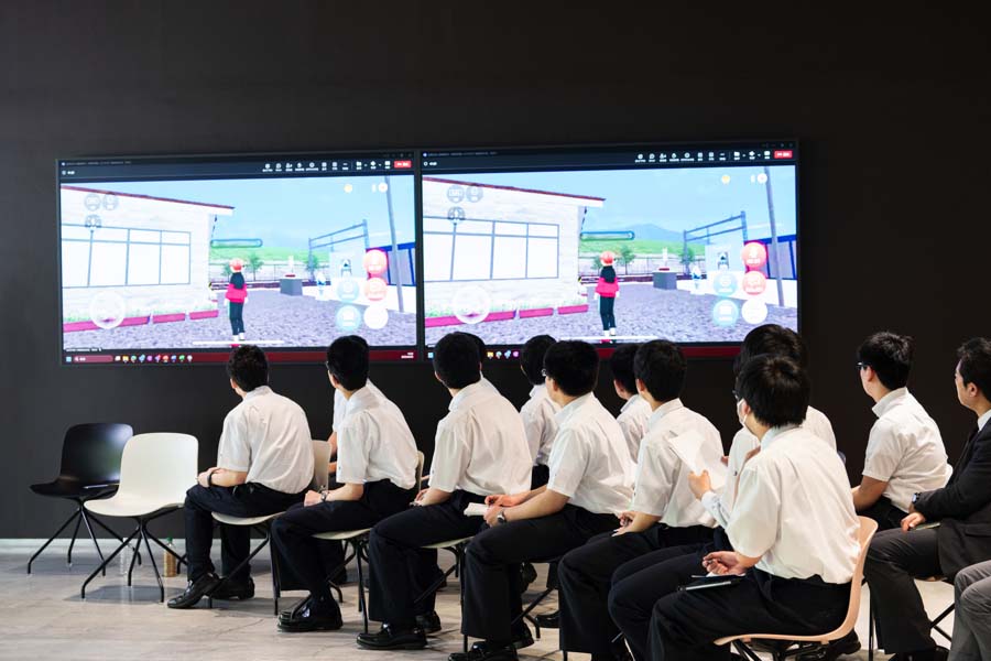 画像: 「バーチャル未来の都市」の一場面。プレイヤーのアバターが駅構内の異常箇所を見つけていく