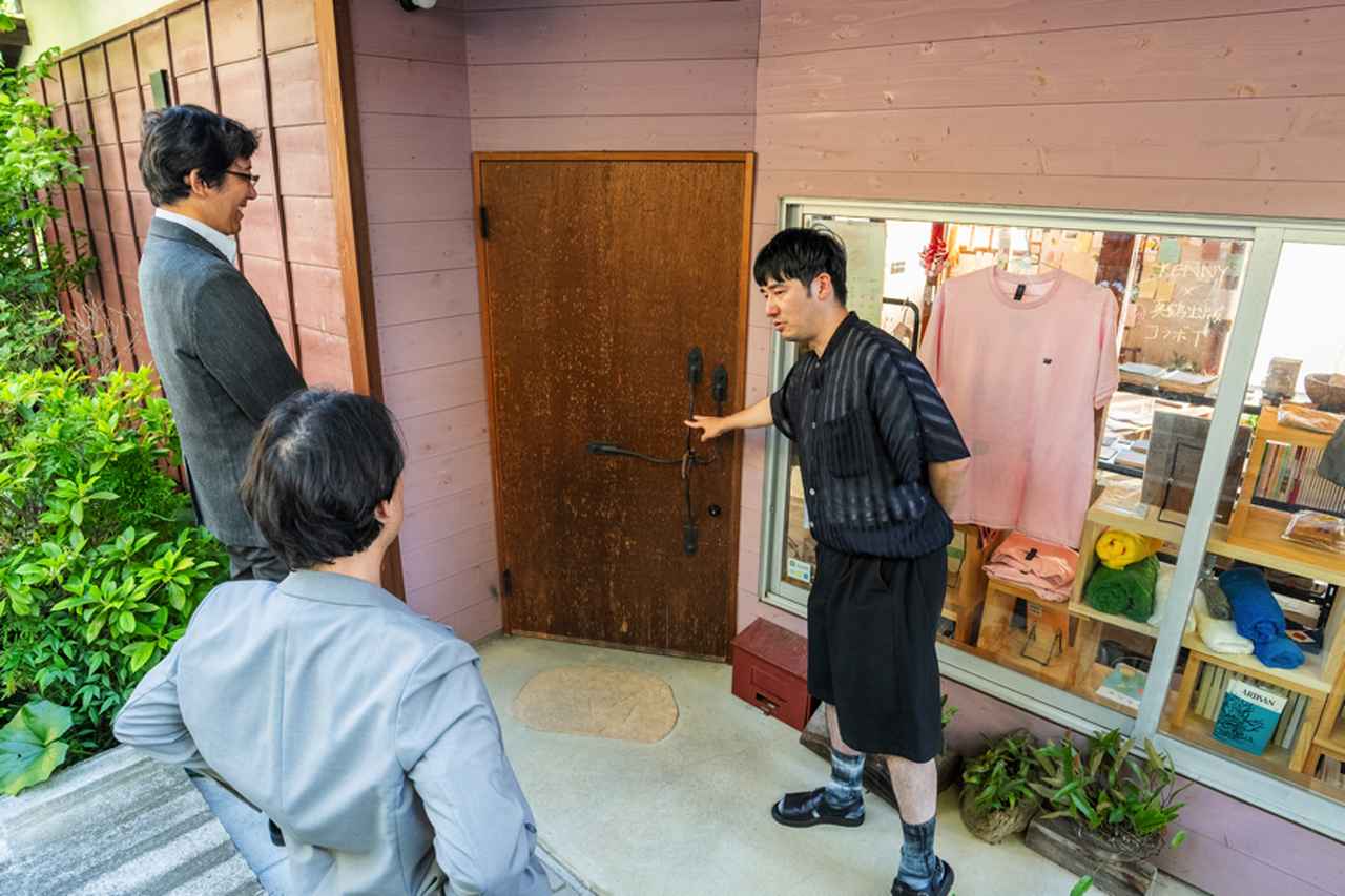 画像: 真鶴出版のドアの取手は港で不要になった壊れた錨。地元の人が教えてくれて入手したという。
