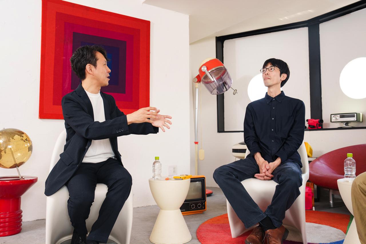 画像: 池田の語る研究内容に聞き入る高橋さん