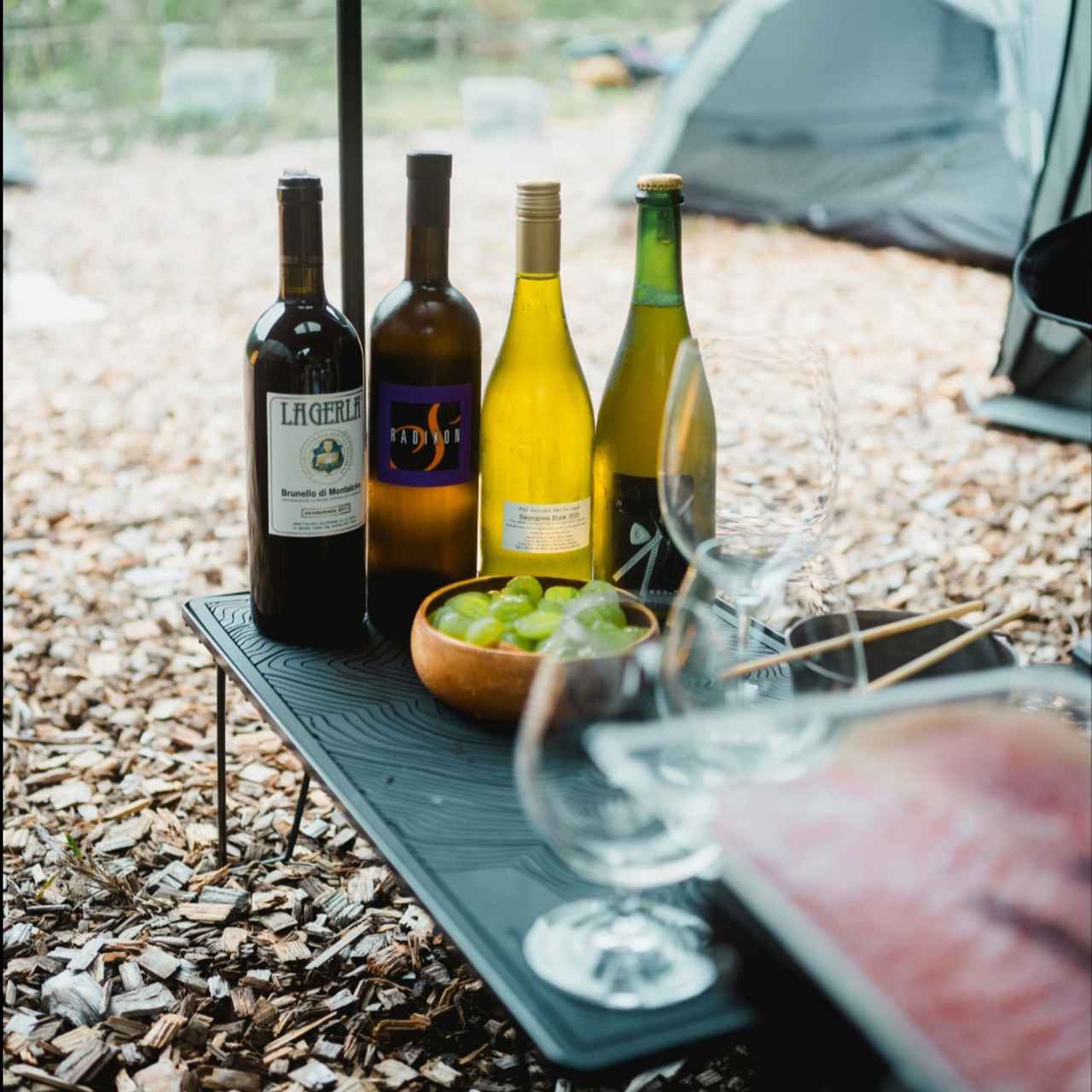 画像: 大好きなワインと一緒に休日を楽しむ