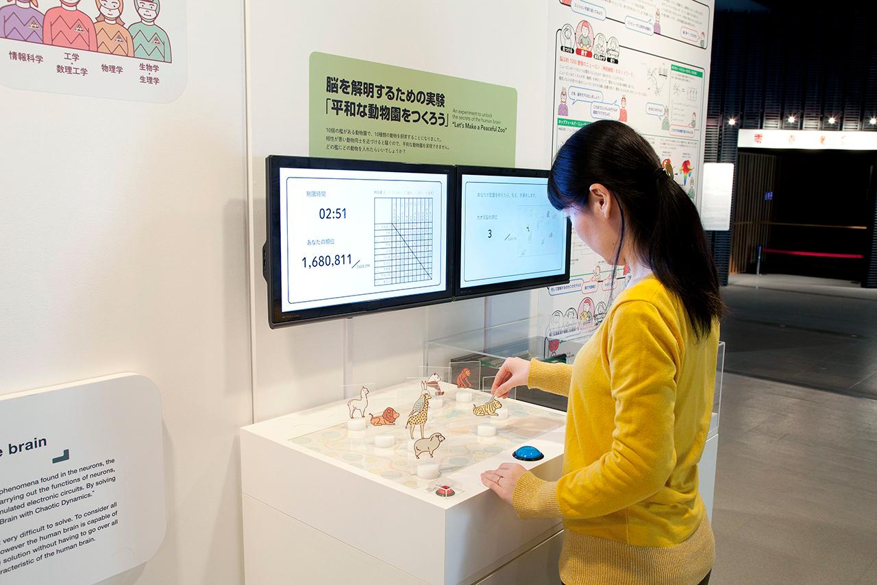 画像: 合原一幸・東京大学教授が監修した展示「1たす1が2じゃない世界 – 数理モデルのすすめ」（写真提供・日本科学未来館）