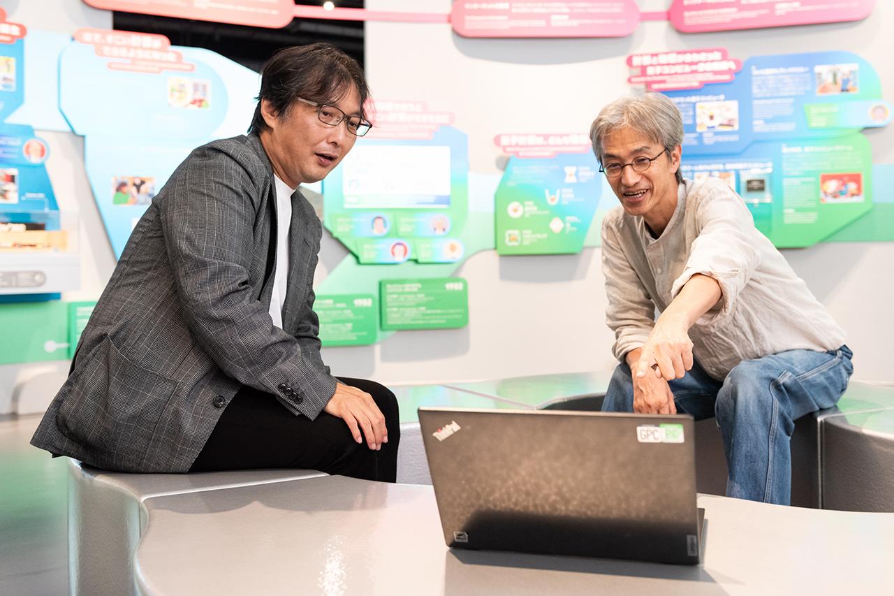 画像: 量子コンピュータに関する動画を見ながら、活発に意見を交換した