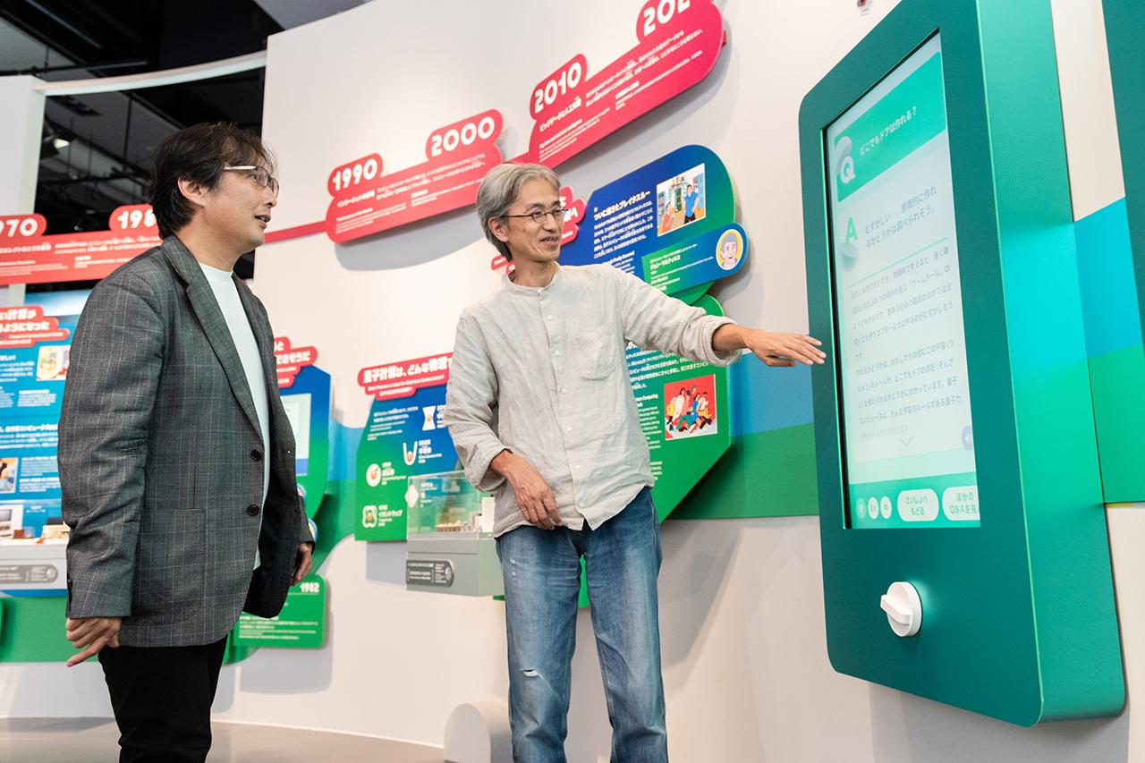 画像: 「量子コンピュータにコレできる？ ガチャ」について説明する小澤淳さん