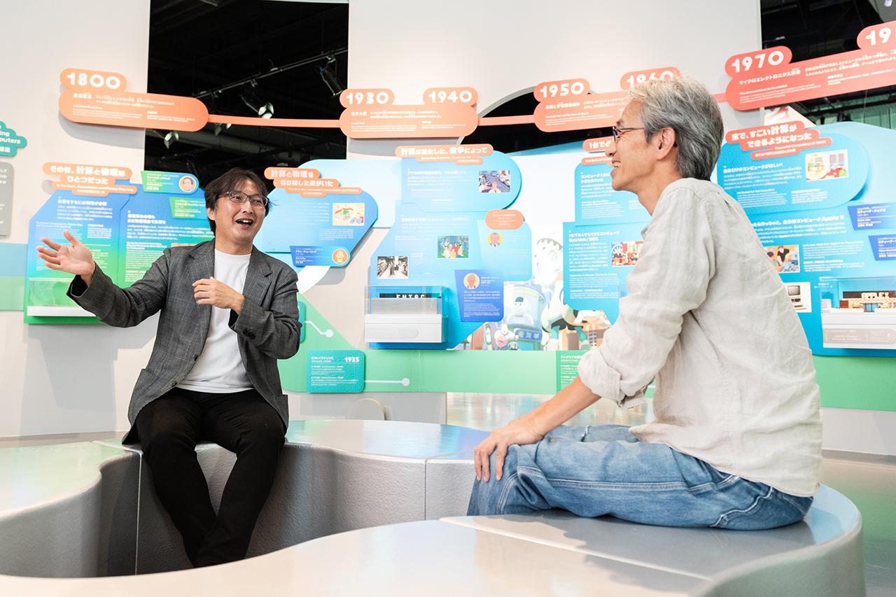 画像: 量子コンピュータを生んだ「計算と物理の歴史」を伝えるパネルの前で対談した