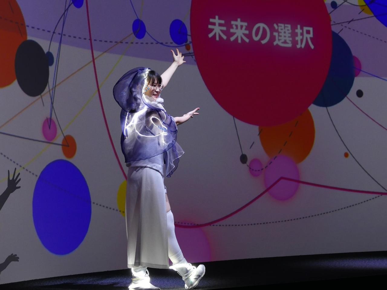 画像: 参加者に未来のシナリオを選んでもらうよう声をかける田中さん