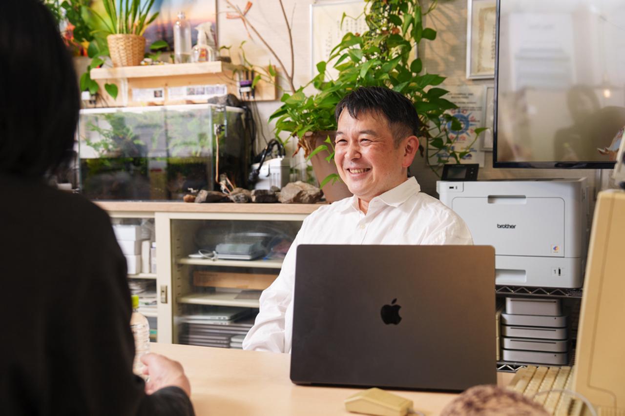 画像: 研究室でのモノづくりについて楽しげに語る水野さん