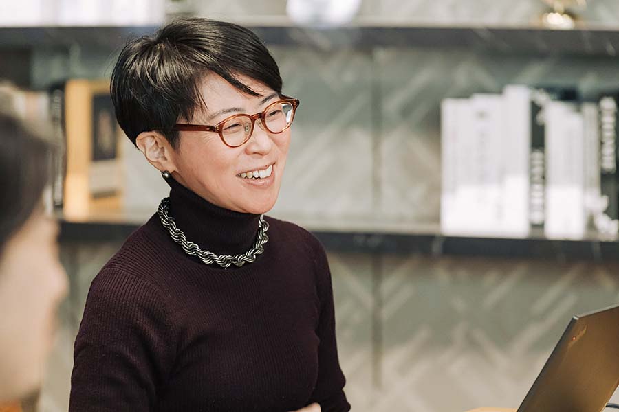 画像: デザインセンタ 主任デザイナーの坂東。一橋大学では上原さんや西野さんの講義を受講した