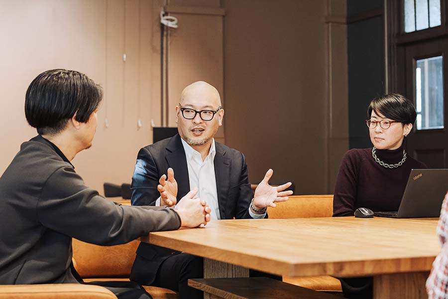 画像: 研究者やデザイナーがプロジェクトの上流から参加することで得られるメリットについて話す上原さん