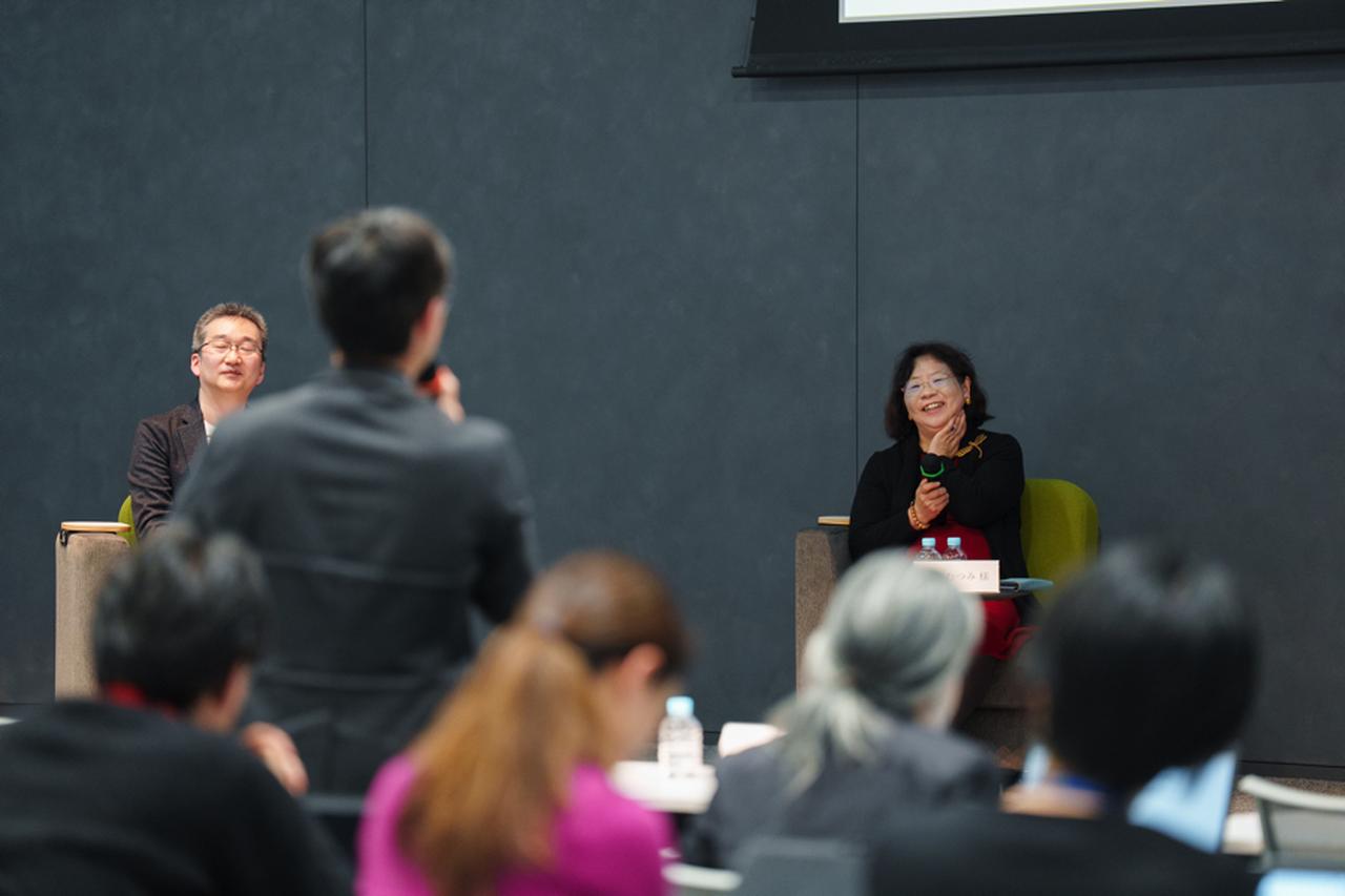 画像: 会場からの質問に耳を傾ける今井さん