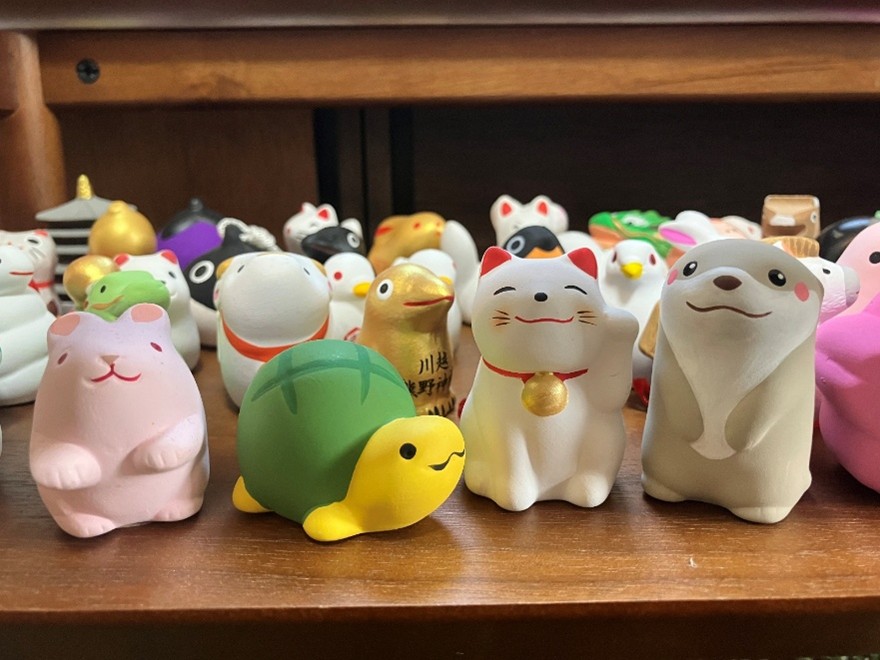 画像: 旅先で出会ったゆるみくじたち。自宅の玄関先に飾られている。