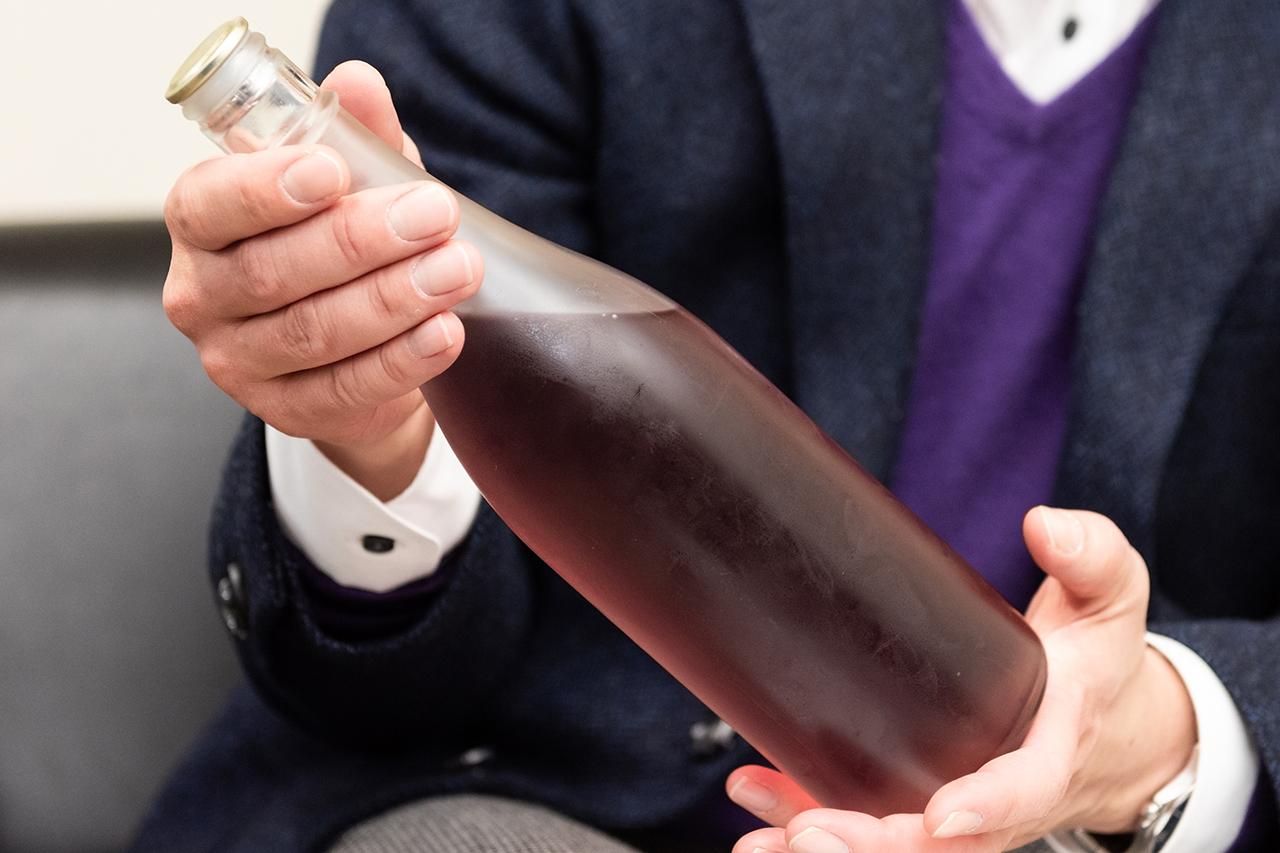 画像: ミドリムシのエキスを活用して香りを高めた日本酒。赤ワインの樽で貯蔵したため、ピンク色に染まっている