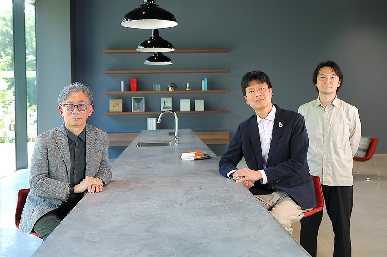 画像: 左から経営学者の紺野登さん、日立の森正勝、対談のナビゲーターを務めた日立の丸山幸伸