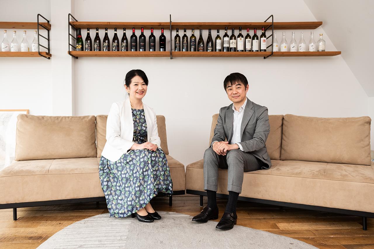 画像: 東京大学で脳とAIの研究を続けている池谷裕二さん(右)と、日立製作所で研究開発戦略の立案を担う小池麻子(左)