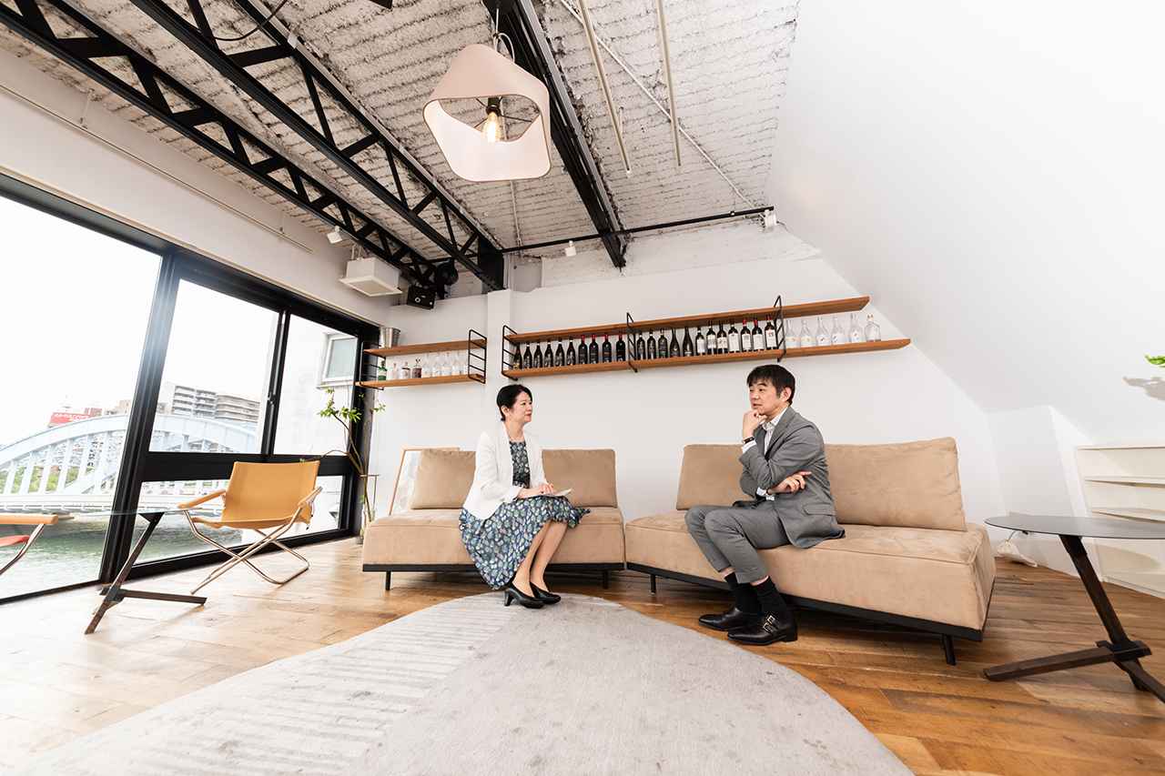 画像: 隅田川を望む部屋で「AIがもたらす未来」について語り合った