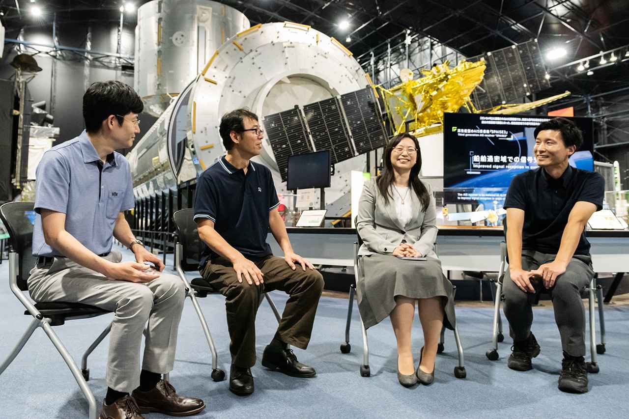 画像: 宇宙空間を連想させるスペースで、宇宙インフラの未来に関する議論に花が咲いた