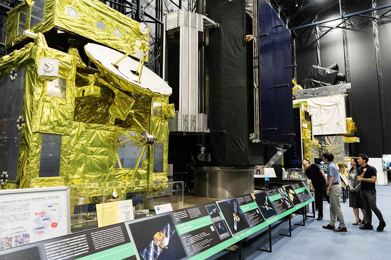 画像: JAXA筑波宇宙センターには、人工衛星を身近に感じられる展示物がある