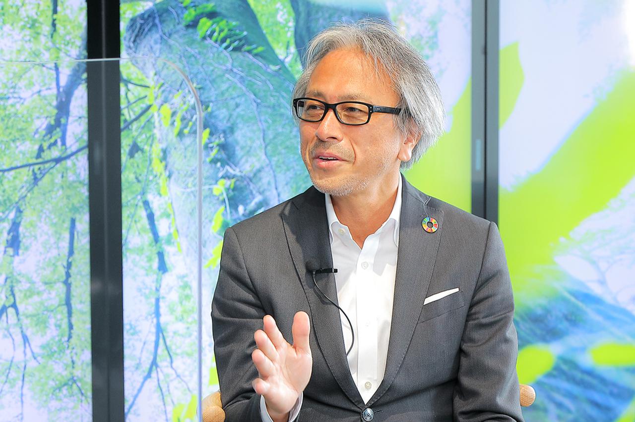 画像: 社会課題とDXの密接な関係。キーワードは「VUCA」