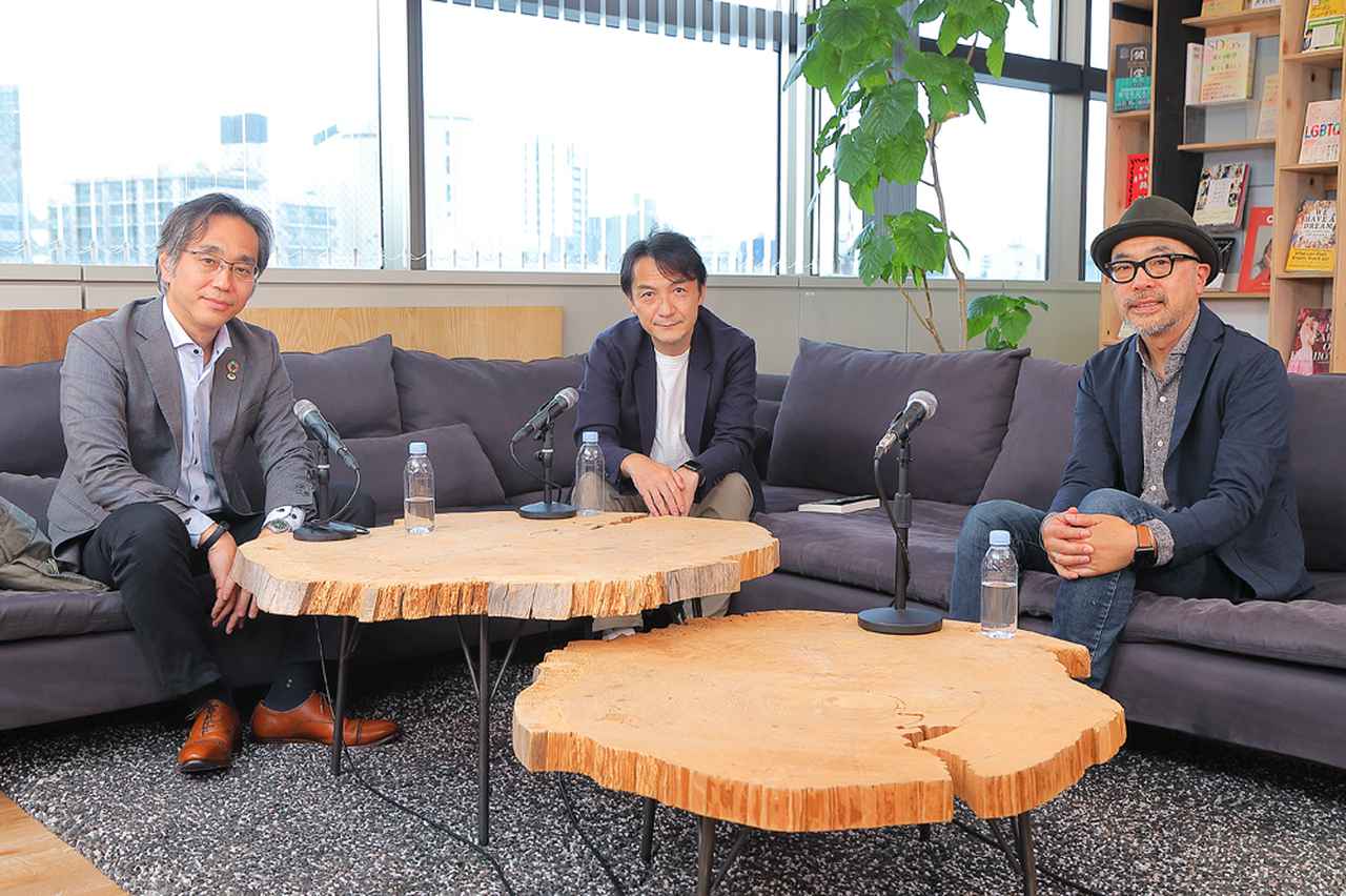 画像: 左から日立製作所の影広達彦、ナビゲーターの丸山幸伸、インフォバーンの小林弘人氏。対談はインフォバーン社のオフィスにて行われた。