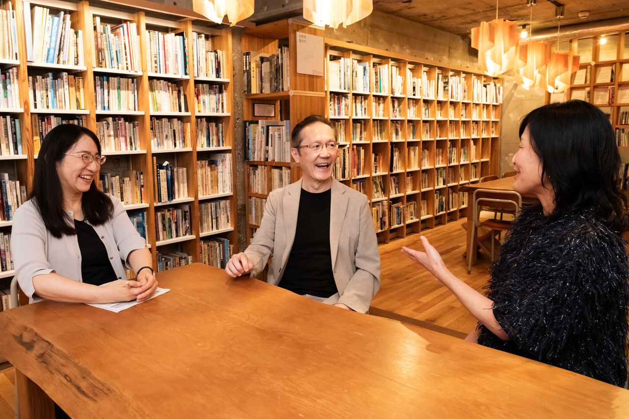画像: 木製の家具と本に囲まれた、暖かみのある空間で、「人に寄り添うAI」について議論した