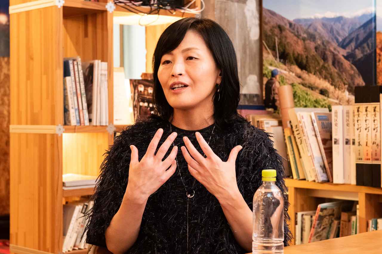 画像: 最近のAIの進化について「かつては1週間ぐらいかかった調査が1日ですむようになった」と語る長井さん