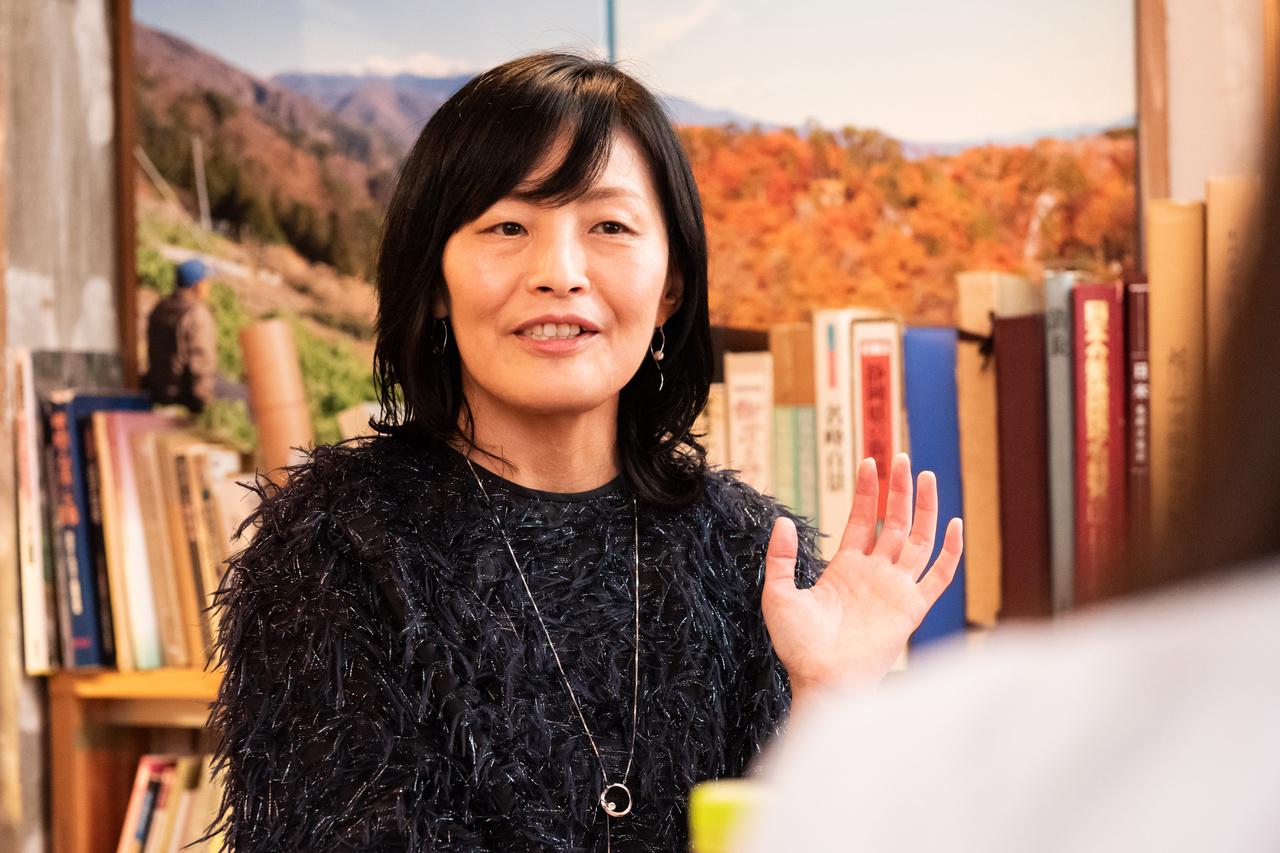 画像: 長井さんは、人間と同じように設計されたロボットを通じて、乳幼児が認知機能をどう発達させていくのかを研究している