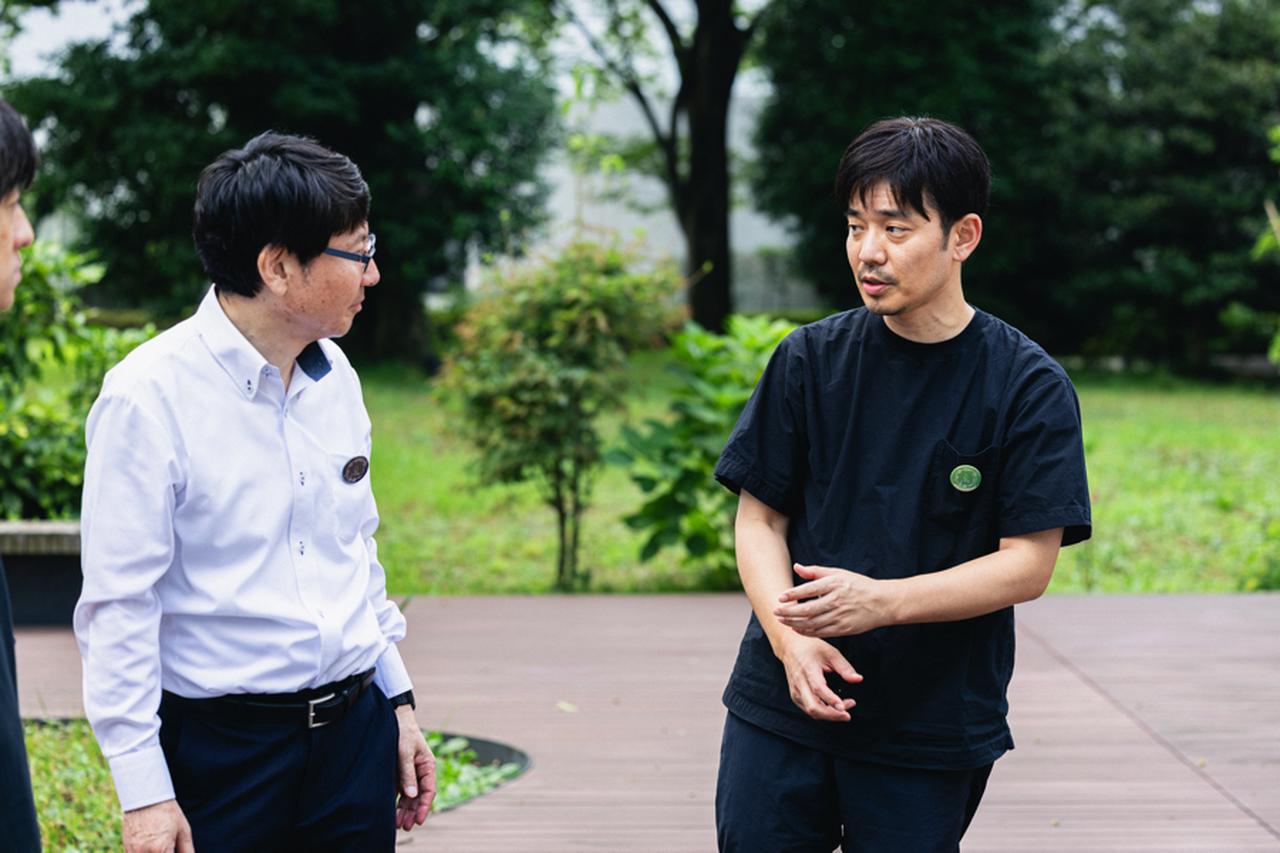 画像: 実際に森を歩きながら、話の続きを語り合った
