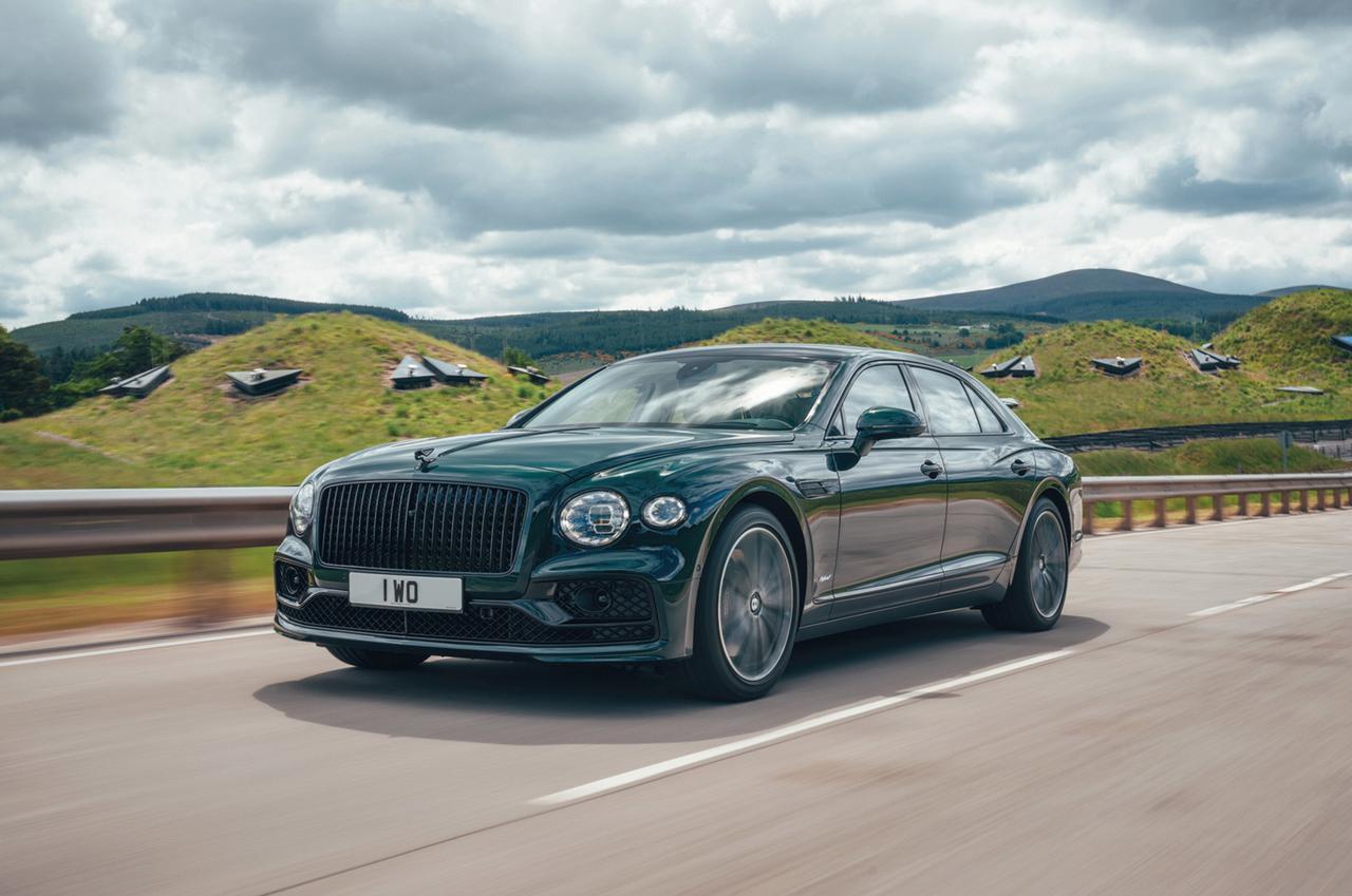 画像: 「ベントレー フライングスパー ハイブリッド」。ベントレーのプラグインハイブリッド第二弾。2.9L V6ツインターボエンジンとモーターを組み合わせ、バッテリー容量は14.1kWh。EV走行は最長約40km可能という。
