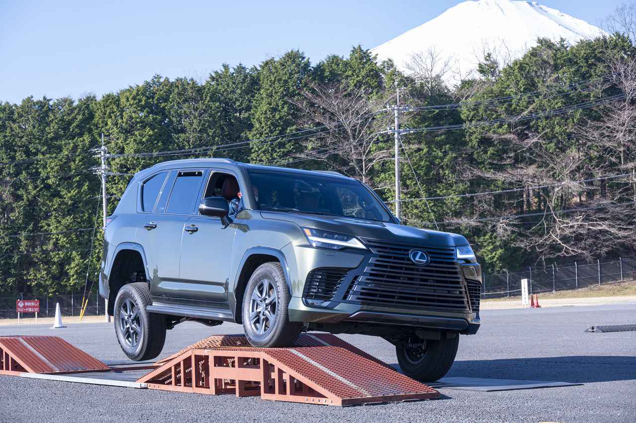 画像: 「LEXUS LX600 “OFFROAD”」。あらゆる道での高い走破性を確保、これが安全、安心を生む。