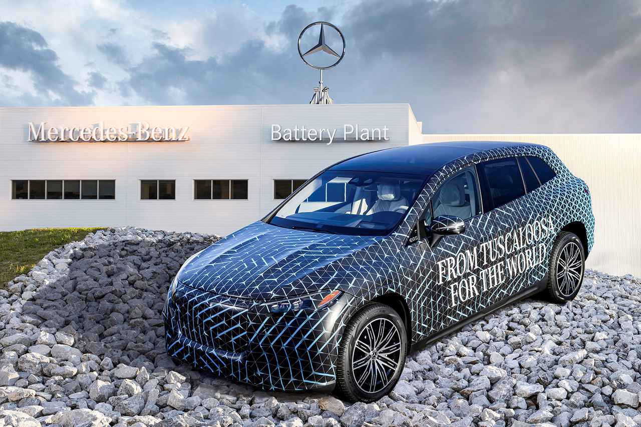 画像: メルセデス・ベンツの最新BEVであるEQSSUVの正式発表は4月19日(写真は生産プロトタイプ)。