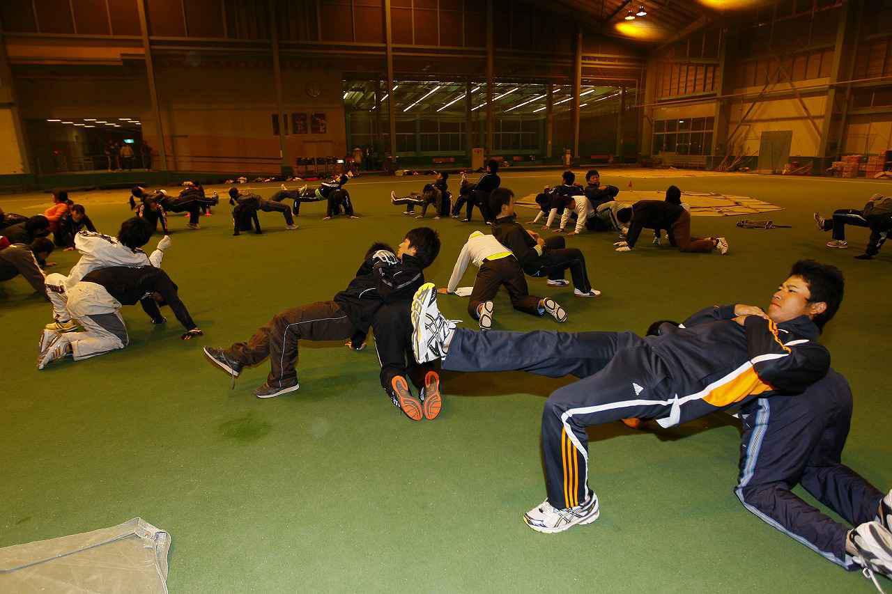 画像: 松山が東北福祉大1年生のときのトレーニング風景。週3回、2時間程度、ゴルフ部員たちと汗を流していた。まだ線が細い体形だった