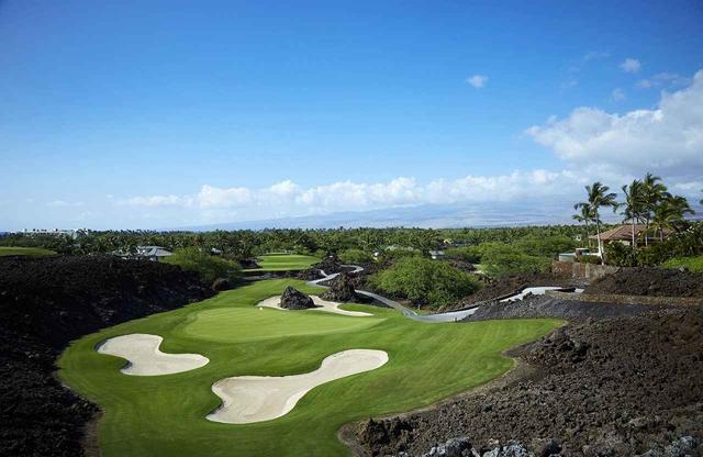 画像: Mauna Lani Golf Course マウナ ラニ ゴルフ コース キアヴェの木々が点在する溶岩台地の上に作られたノースコースと、溶岩でできた荒涼とした土地を縫うように作られたサウスコースから成る。2000年までシニアスキンズゲームが開催され、A・パーマーやJ・ニクラスなど名手たちもプレーした。 〈South Course〉18H/6,938Y/P72 〈North Course〉18H/6,913Y/P72