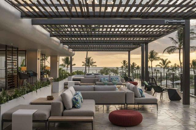 画像: Waikoloa Beach Marriott Resort & Spa ワイコロア ビーチ マリオット リゾート&スパは、ハワイ島ではめずらしい白砂を楽しめるビーチが目の前に広がり、タイミングが合えばウミガメに出会えることも。徒歩圏内にはショッピングセンターもあり抜群の立地。