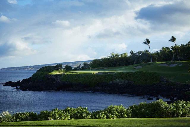 画像: Mauna Kea Golf Course マウナ ケア ゴルフ コース 1964年にオープンした歴史あるシーサイドコース。名匠R・T・ジョーンズが設計し、リース・ジョーンズにより改修された。ティーイングエリアからグリーンまでは100フィートの高低差がある11番ホールはコースの中で最も難しいパー3とされる名物ホールの一つ。 18H/7,370Y/P72