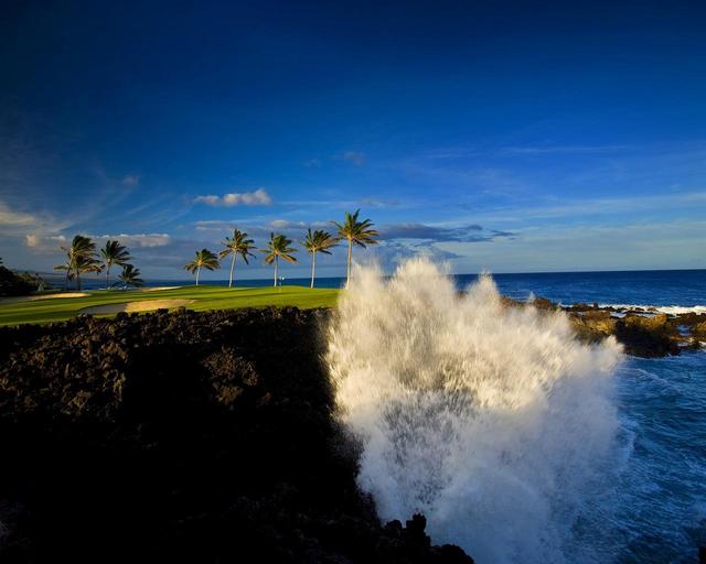 画像: Waikoloa Beach Resort Golf ワイコロア ビーチ リゾート ゴルフ 黒い溶岩と緑のフェアウェイが美しい「ビーチナイン」、9ホール中5ホールに池を配す「レイクナイン」、壮大なマウナケアの景色が印象的な「キングスナイン」の3コース27ホールから成る、ハワイ島を代表するリゾートコース。 〈Beach Nine〉9H/3,281Y/P35 〈Lakes Nine〉9H/3,285Y/P35 〈Kings Nine〉9H/3,522Y/P36