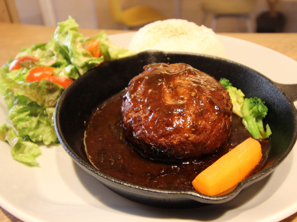 画像: プレートランチ肉厚ハンバーグ(1,375円・税込)