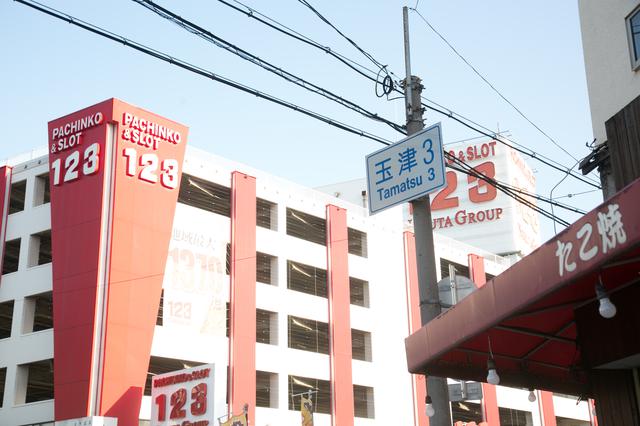 画像: 千日前通りを東に進み、右手に見えるたこ焼き店「あほや」を右折
