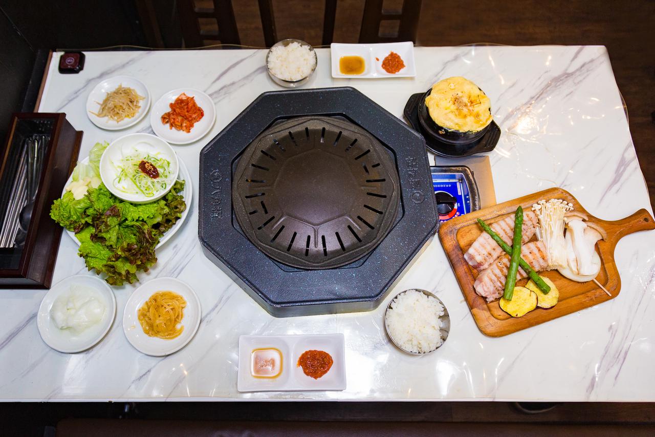 画像3: ⑥18時八角板|肉が泳ぐ水槽!? 特別な熟成方法で食べるサムギョプサル