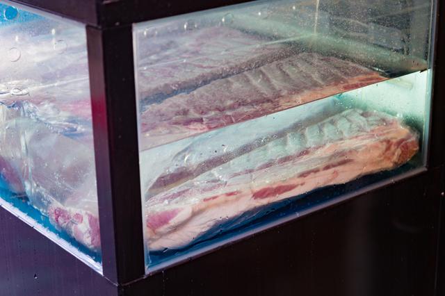 画像2: ⑥18時八角板|肉が泳ぐ水槽!? 特別な熟成方法で食べるサムギョプサル