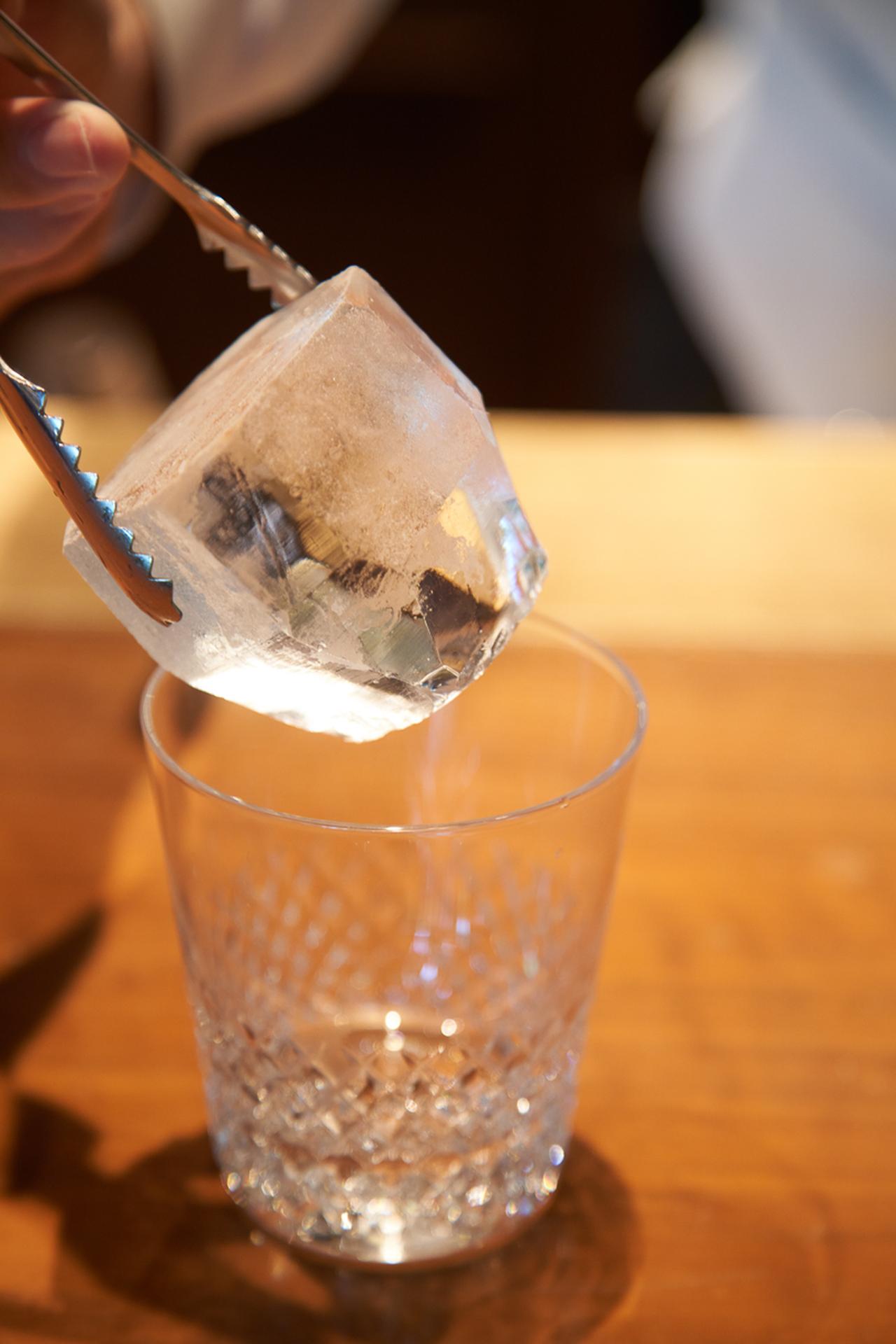 画像1: ロングカクテルに使用する氷は110周年の際に作られたバッジに合わせて八角形。かき氷にも定評がある日乃出製氷さんの氷を使用しているそう