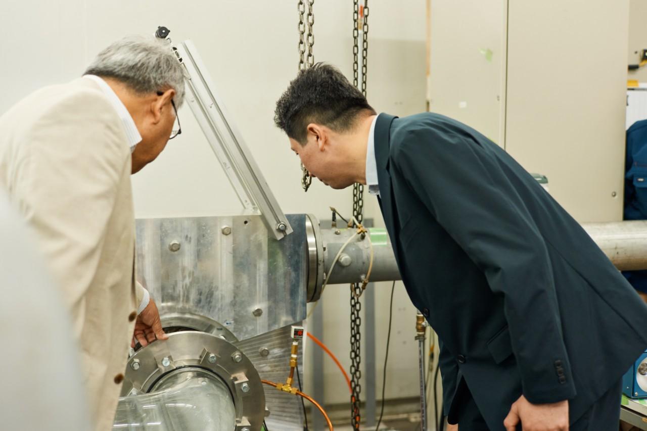 画像: 金属3Dプリンターで製作した模型水車ランナの試験を行った装置を確認しているところ