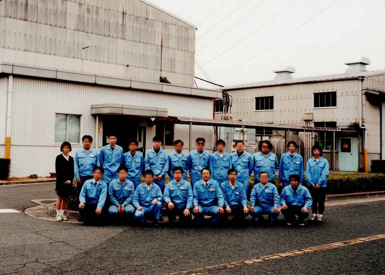 画像: 三菱重工 高砂研究所時代の宮川教授(前列中央左)と川田の父(前列中央右)