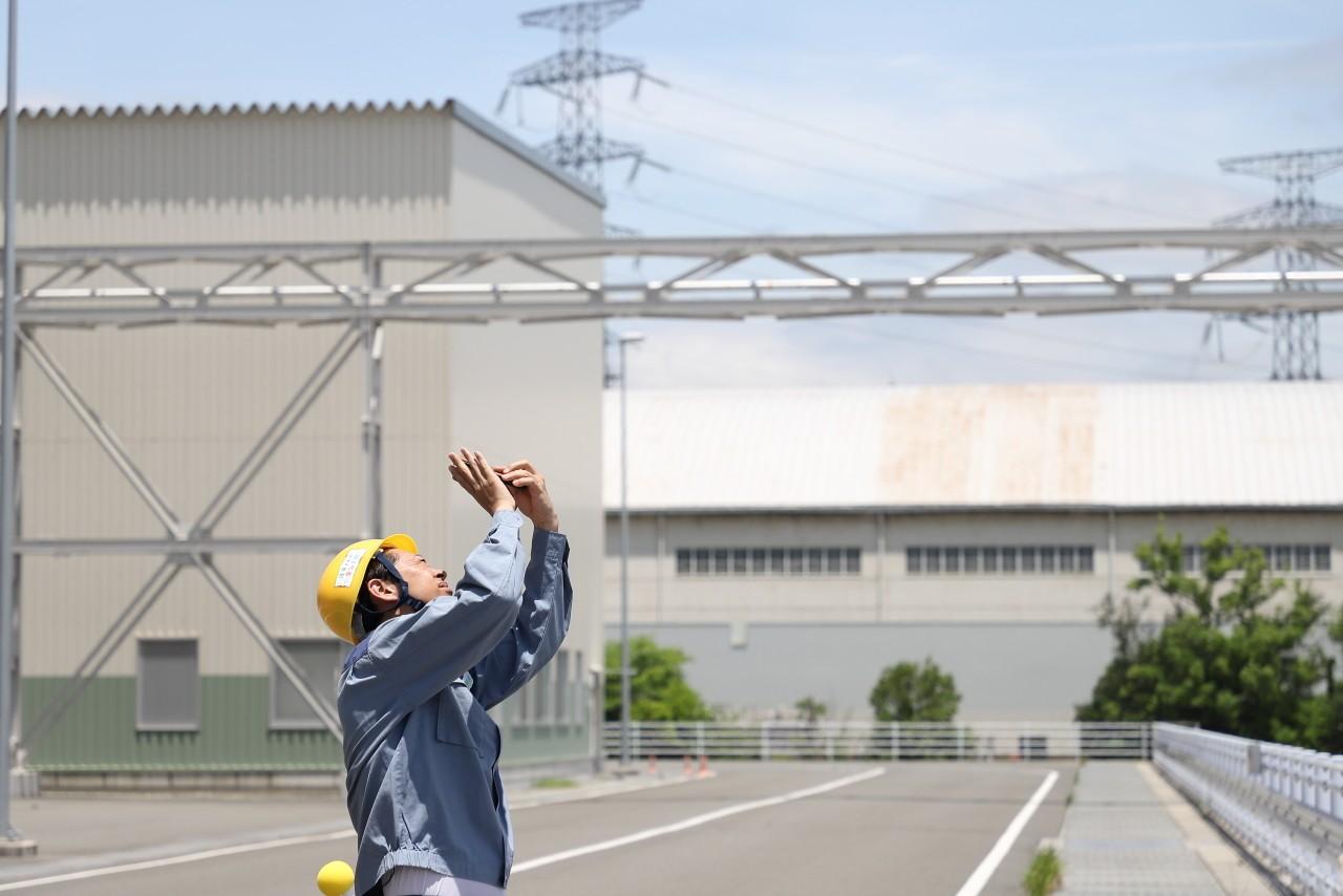 画像: 取材中にも空模様を欠かさずチェック。「海沿いの開けた場所は雲がよく見えるんです」