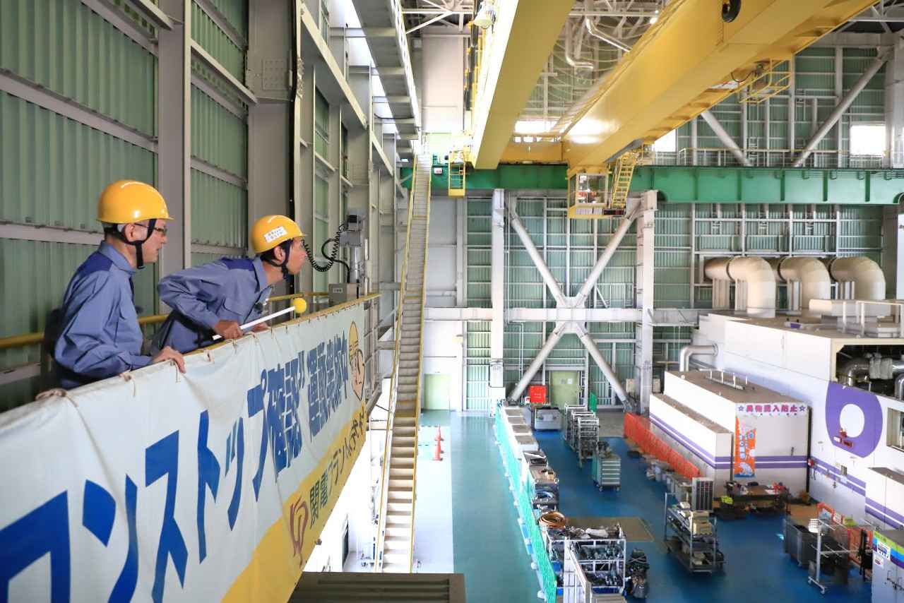 画像: 「あそこで電気を作っているんですね！」と確認する蓬莱さん