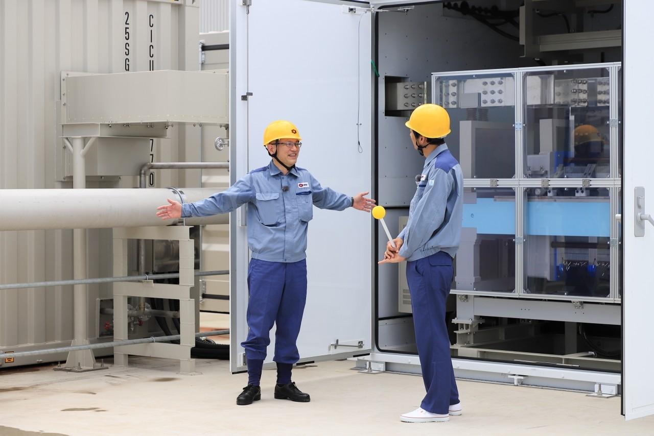 画像: 水素製造装置では、電気分解の原理を利用して水素を製造しています