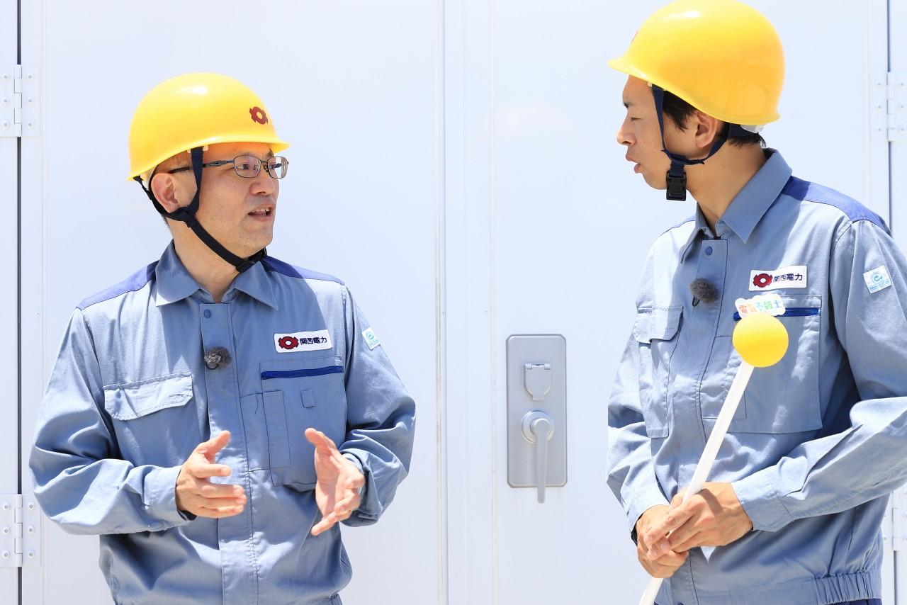 画像: 左:案内人の関西電力 水素事業戦略室技術開発グループ 松下吉文