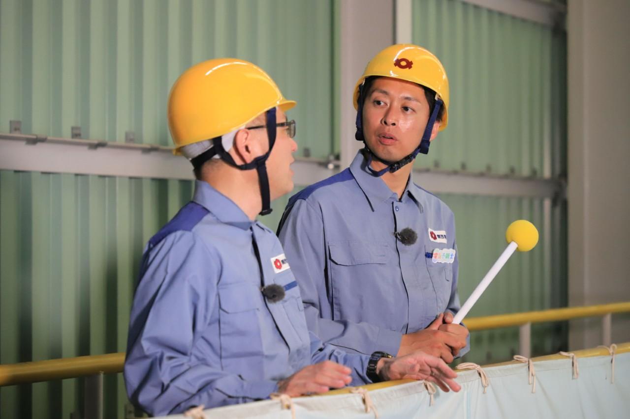画像: 取材の合間には、気候変動や温暖化について語り合う場面も。「CO2を出さない未来の電気に期待したいです」と蓬莱さん