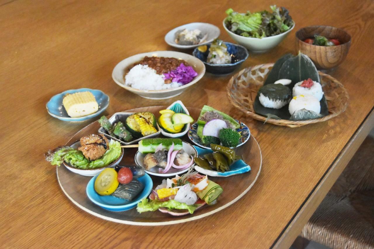 画像: 「里の恵み　ブュッフェランチ」大人3,000円、小学生1,500円　※盛り付け例